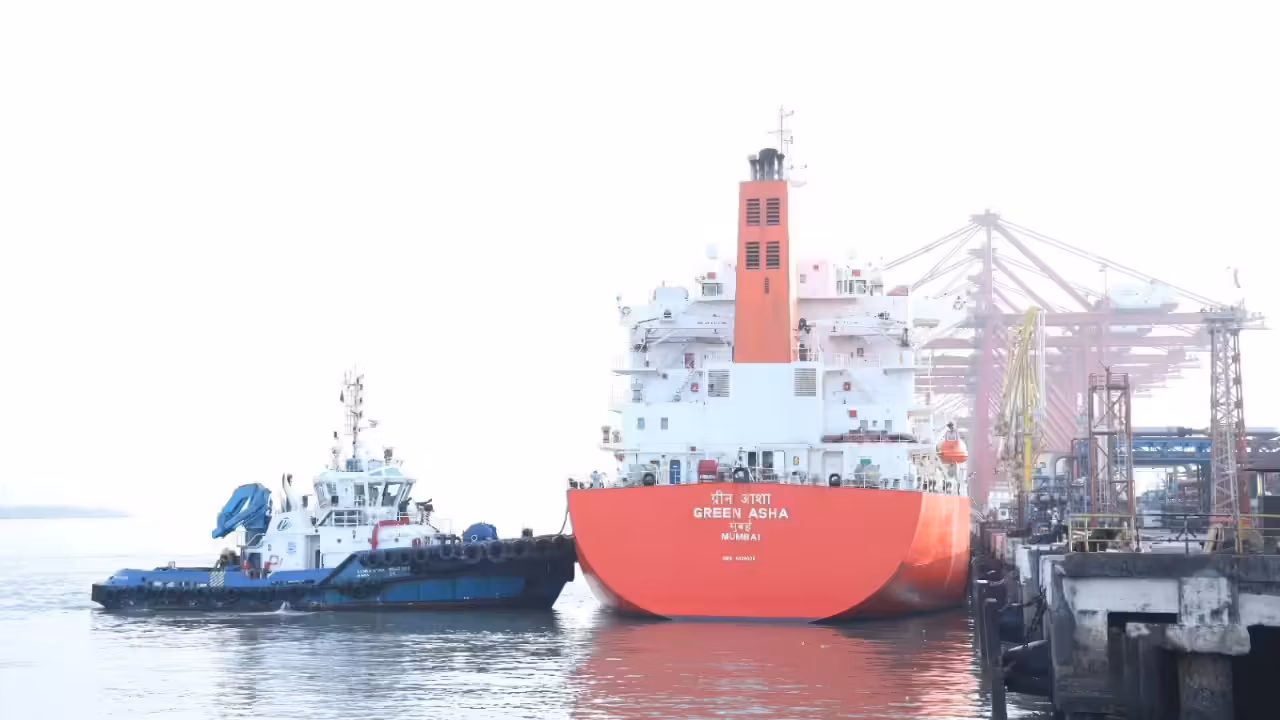 15,000 टन से अधिक एलपीजी लेकर ईंधन टैंकर ग्रीन आशा होर्मुज को पार करने के बाद भारत पहुंचता है