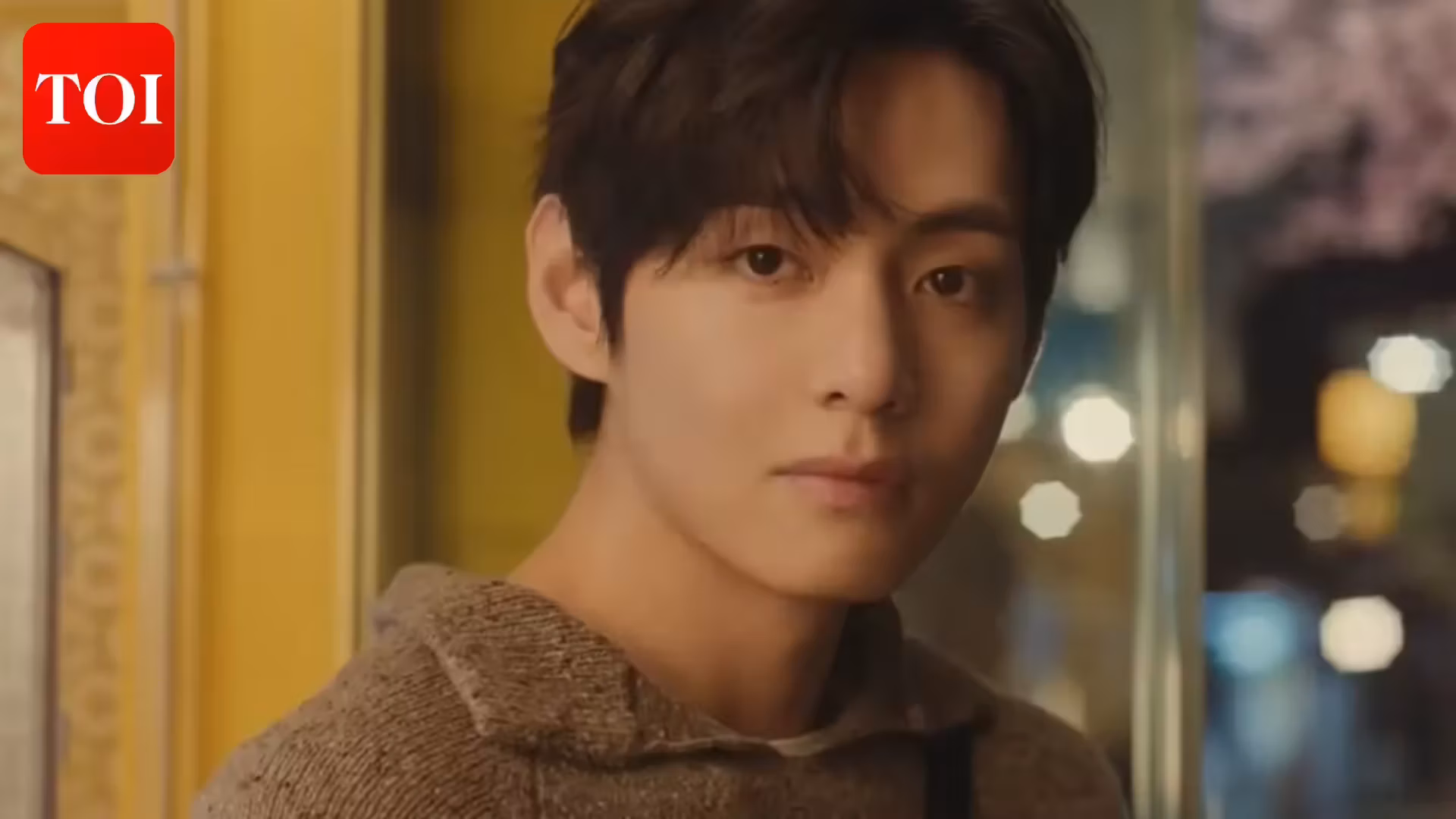 बीटीएस स्टार वी ने लघु फिल्म में परफेक्ट रोमांटिक हीरो की भूमिका निभाई - देखें