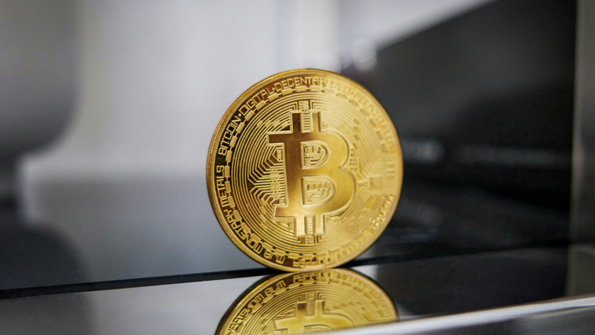 ब्रिटिश क्रिप्टोग्राफर एडम बैक ने रिपोर्ट के बाद प्रतिक्रिया दी कि वह बिटकॉइन निर्माता 'सातोशी नाकामोतो' हो सकते हैं