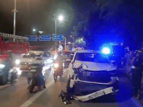 दिल्ली में स्विफ्ट-SUV की टक्कर, AAP-भाजपा विधायक समेत 6 घायल:इनोवा में साथ थे दोनों MLA; दूसरी लेन से आई कार डिवाइडर से टकराकर भिड़ी