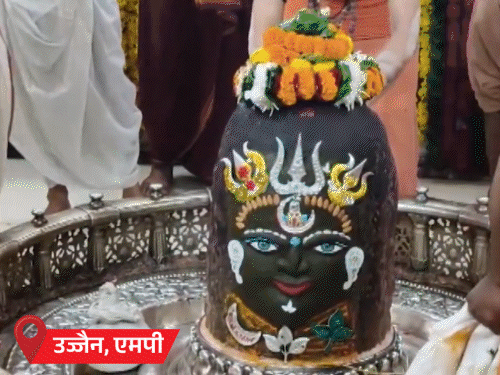 आखिरी सावन सोमवार, झारखंड के देवघर में 4km लंबी कतार:काशी में 1 लाख श्रद्धालु दर्शन कर चुके; उज्जैन में चांदी के त्रिशूल-मुकुट से श्रृंगार