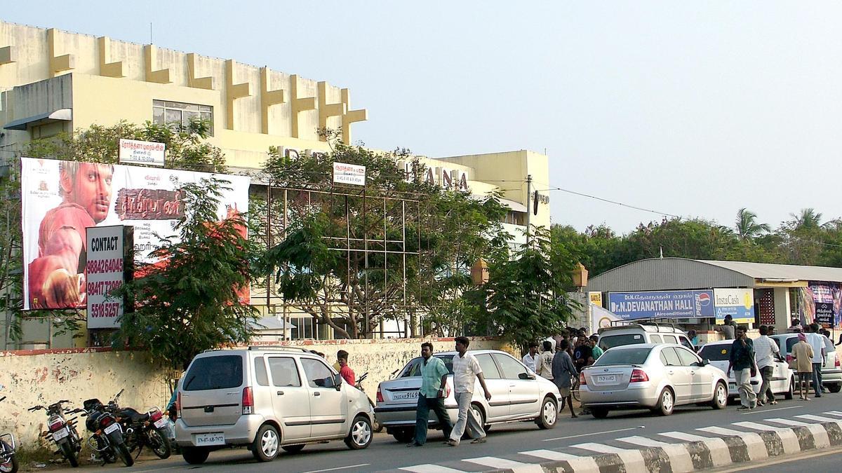 प्रार्थना थिएटर: जहां स्क्रीन और आसमान में सितारे चमकते थे