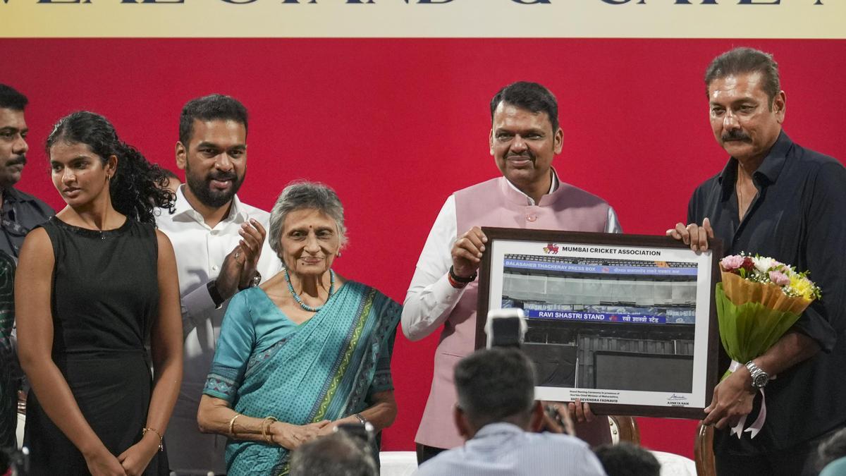 वानखेड़े स्टेडियम में पूरा चक्कर - रवि शास्त्री की मां लक्ष्मी ने साझा किया भावुक पल