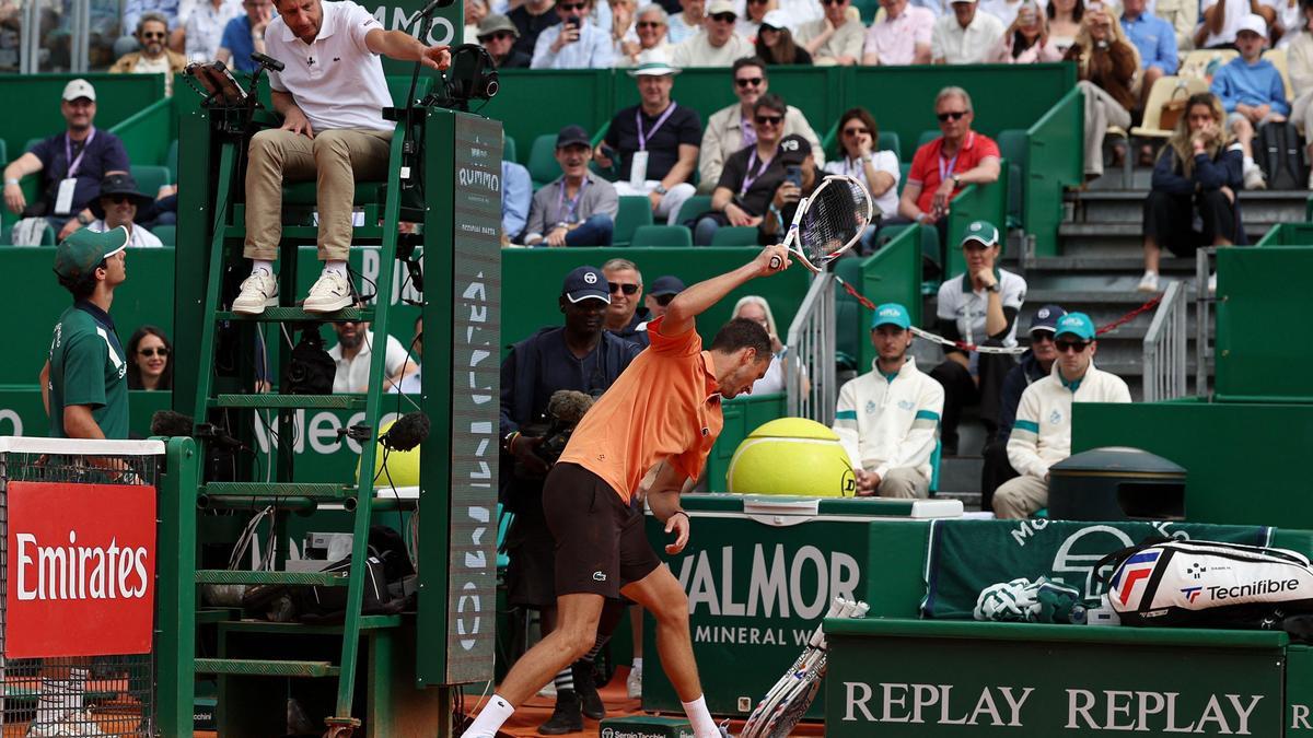 मोंटे कार्लो में बेरेटिनी से डबल बैगेल हार के दौरान मेदवेदेव ने अपने रैकेट को 7 बार तोड़ दिया