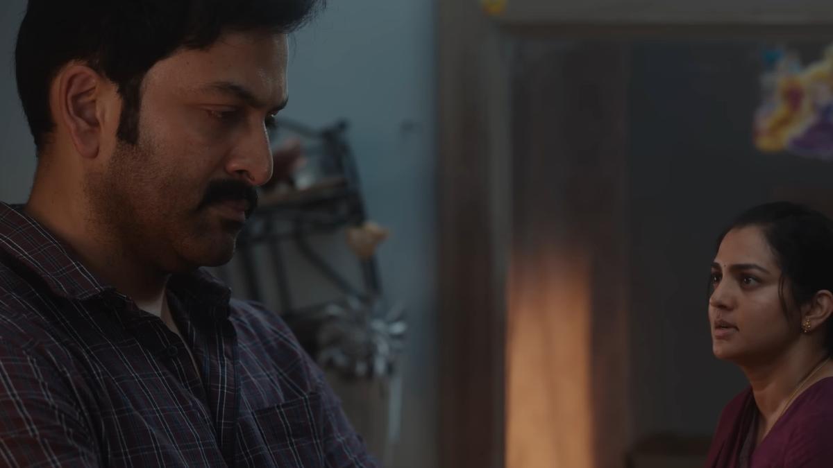 'आई, नोबडी' फिल्म समीक्षा: एक अपरंपरागत थ्रिलर जो अंतिम चरण में लड़खड़ाती है