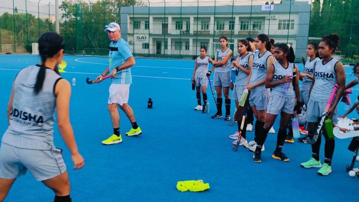 व्हाइट ने औपचारिक रूप से जूनियर महिला हॉकी कोच के रूप में कार्यभार संभाला