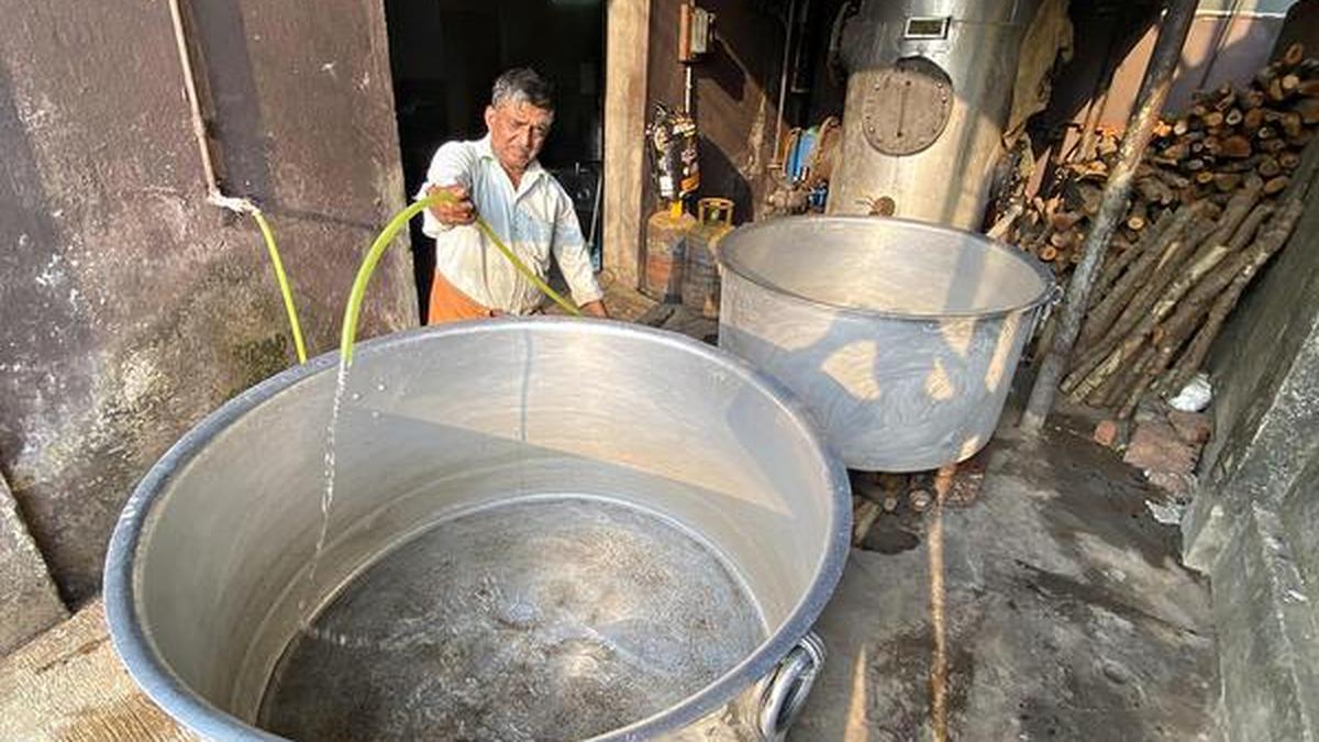 केरल के मट्टनूर में मंदिर के भोज में संदिग्ध भोजन विषाक्तता के बाद 150 से अधिक लोग बीमार पड़ गए