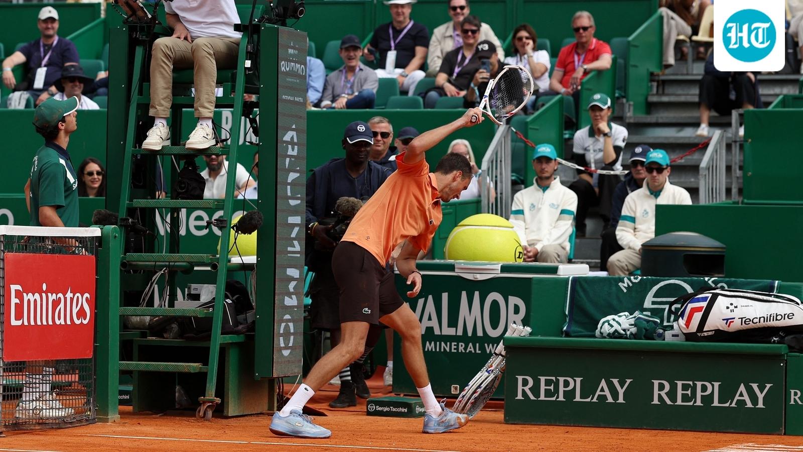 मोंटे-कार्लो की हार के बाद डेनियल मेदवेदेव ने अपना आपा खोया, रैकेट को 7 बार तोड़ा, प्रतिद्वंद्वी के सॉरी कहने पर उसे कूड़ेदान में फेंक दिया