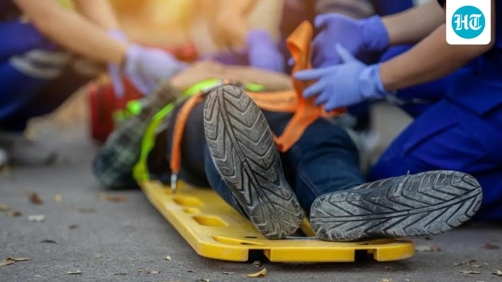 यूपी में निर्माणाधीन पुल के पास शेल्टर पर ट्रक पलटने से 3 की मौत