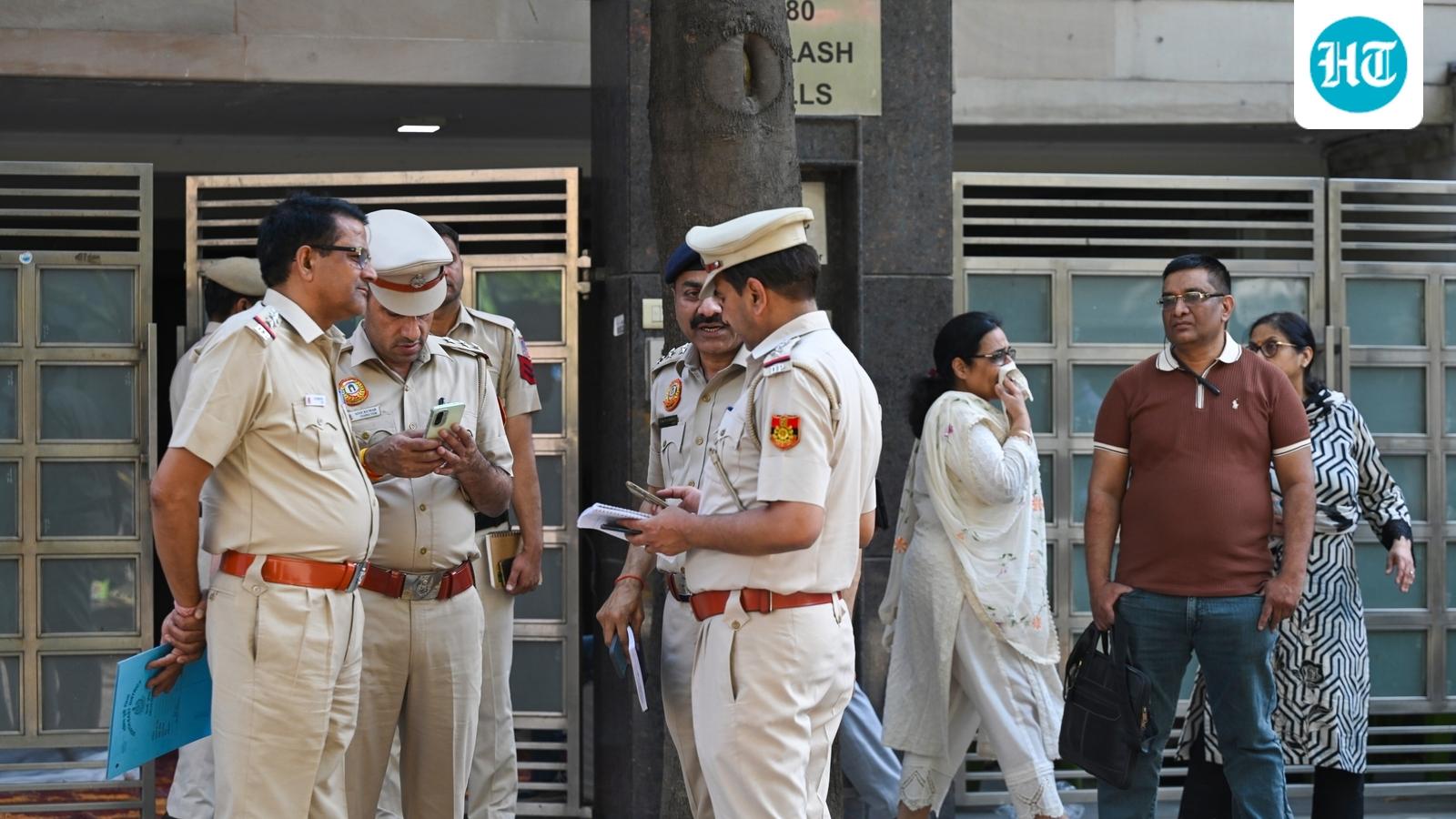 दिल्ली के पॉश इलाके जीके-1 में एसयूवी की चपेट में आने से बुजुर्ग महिला की मौत हो गई, पति घायल हो गया